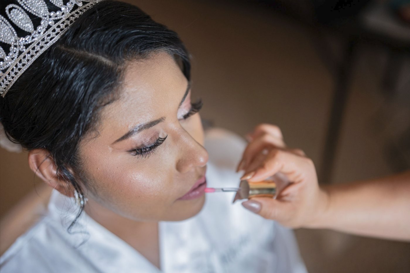 Maquillaje de la novia antes de la ceremonia, con la tiara puesta