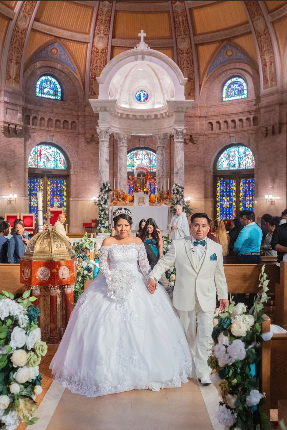 Los novios avanzando por el pasillo de la iglesia