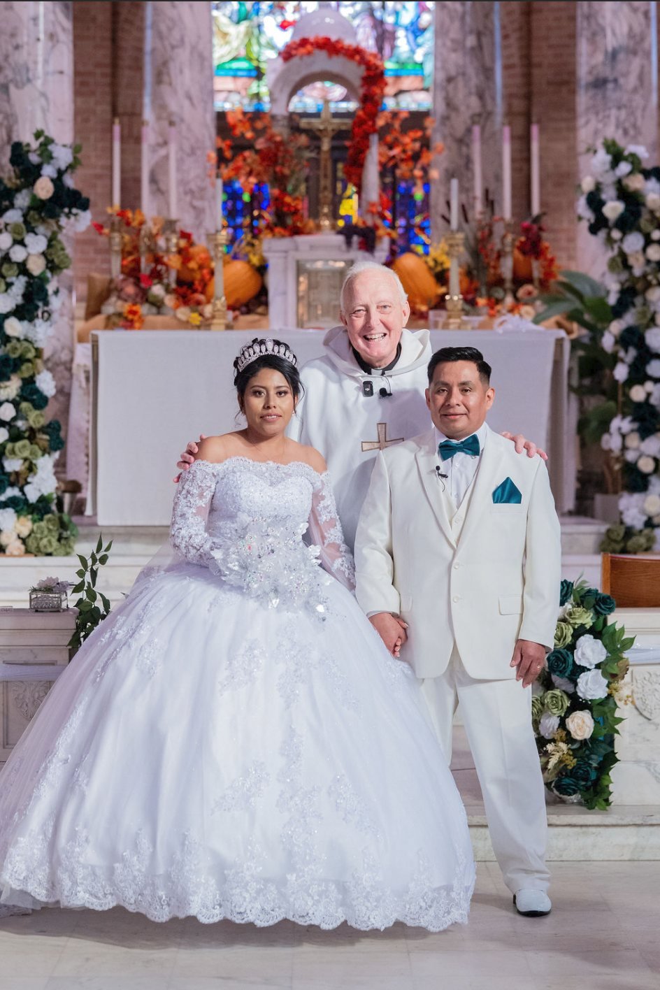 Los novios con el sacerdote ante el altar