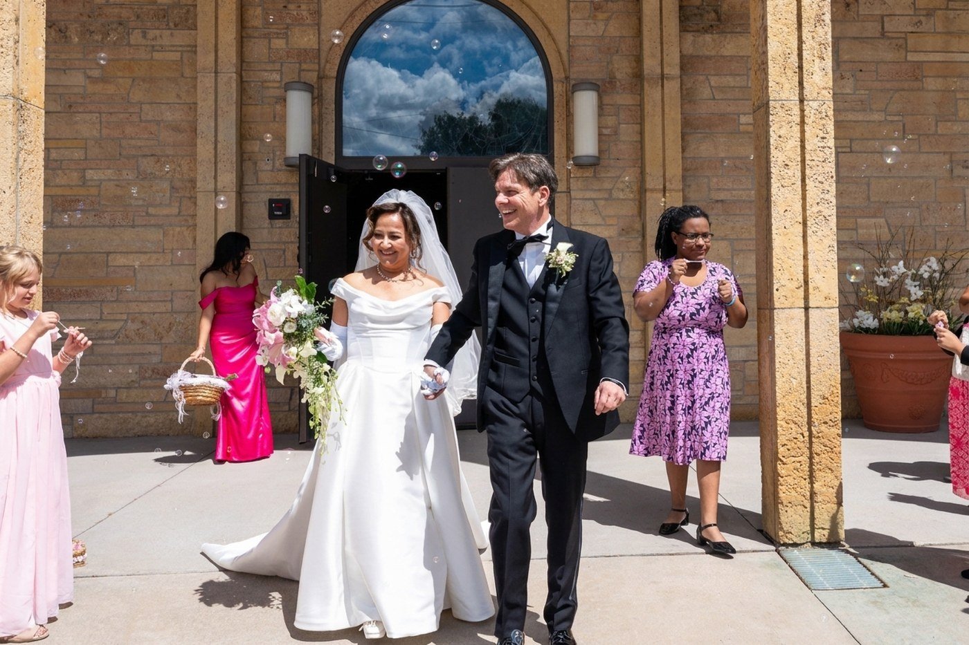 Los novios saliendo de la iglesia entre burbujas