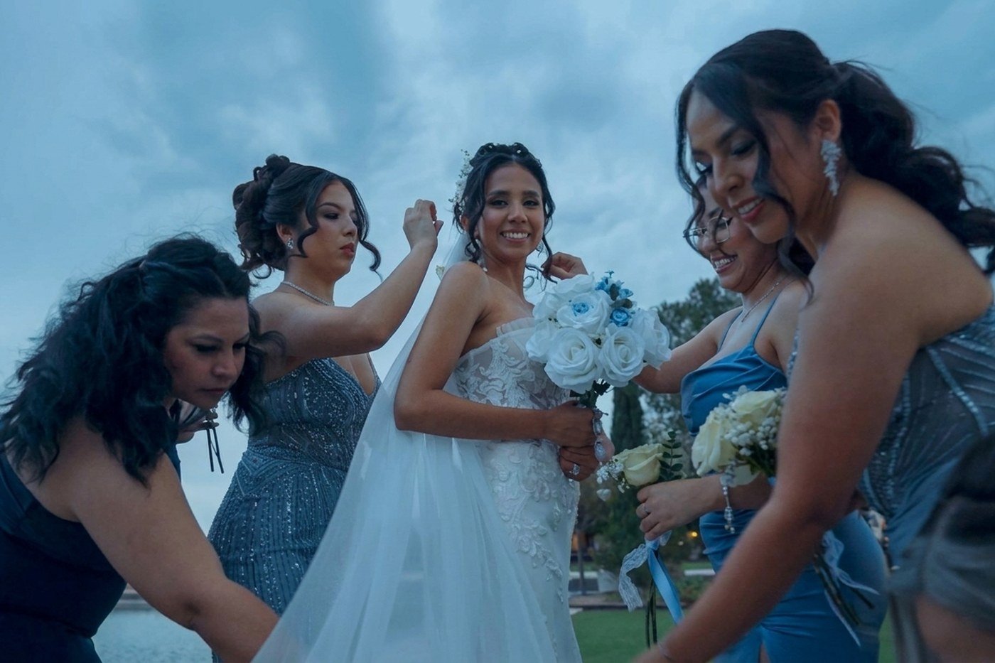 Las damas acomodando el velo de la novia