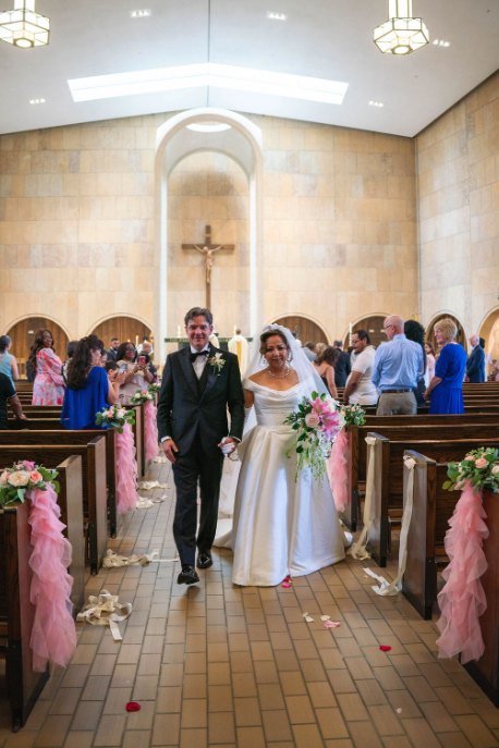 Los novios avanzando por el pasillo de la iglesia tras la ceremonia