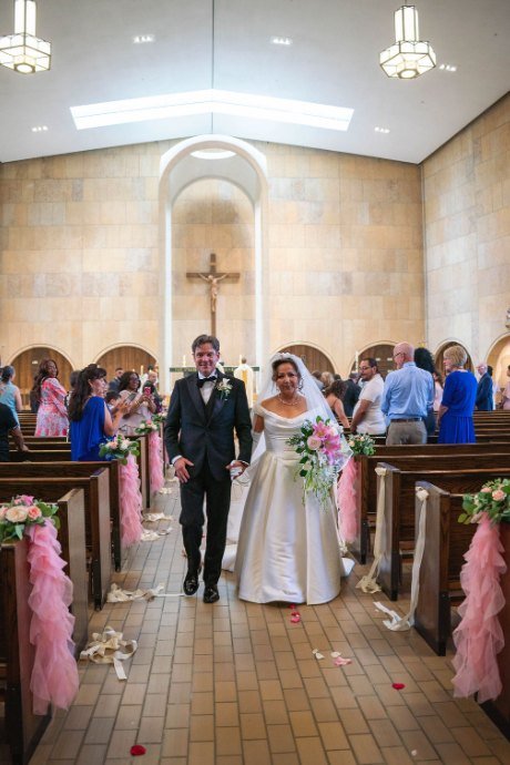 Los novios saliendo del brazo por el pasillo, entre los invitados
