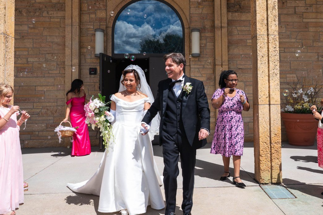 Los novios saliendo de la iglesia entre burbujas