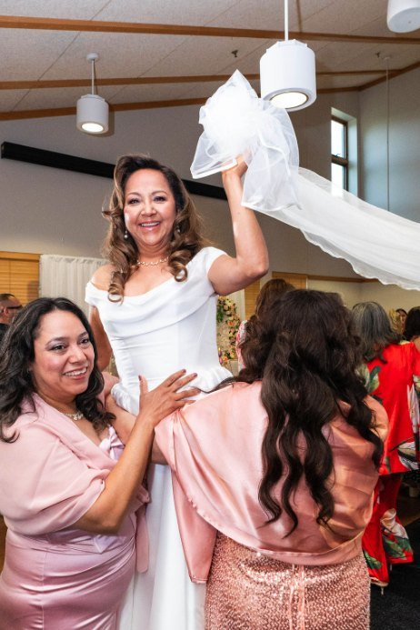 La novia lanzando el ramo rodeada de sus invitadas