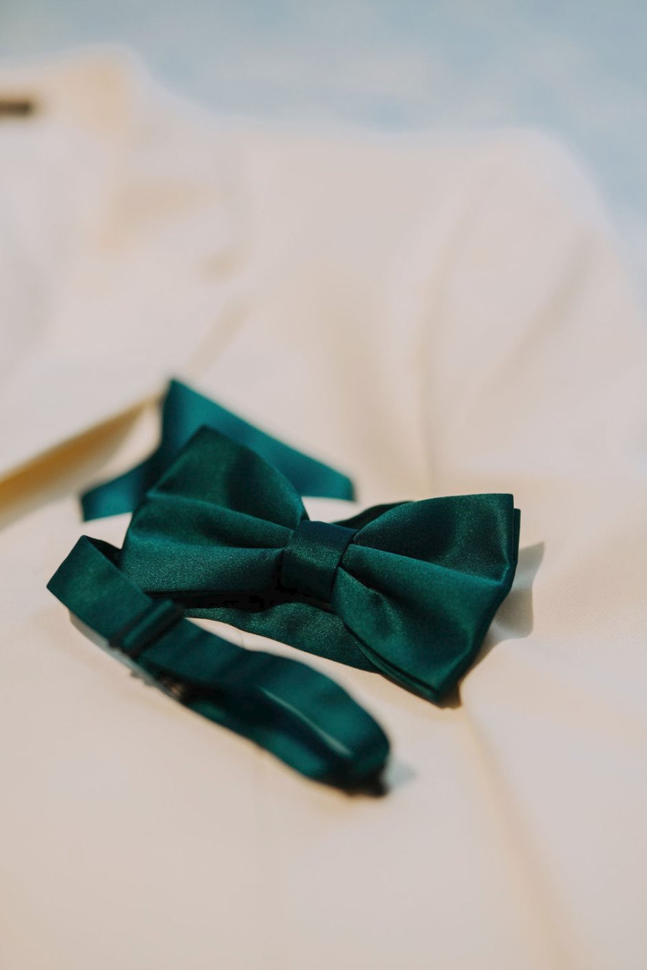 Corbatín verde esmeralda sobre la camisa del novio