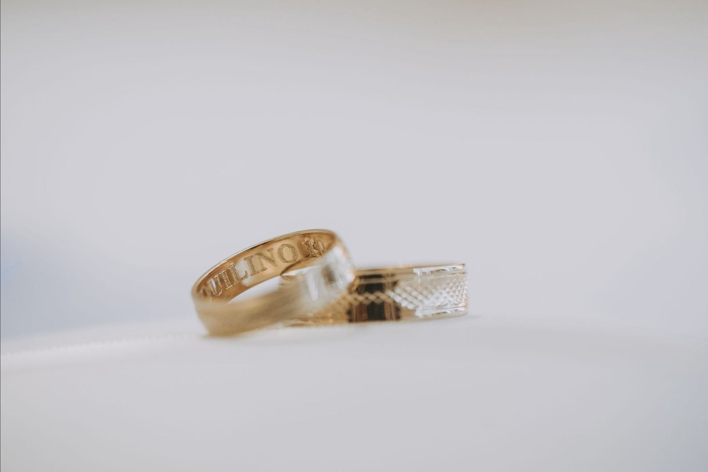 Los anillos de boda, uno grabado por dentro