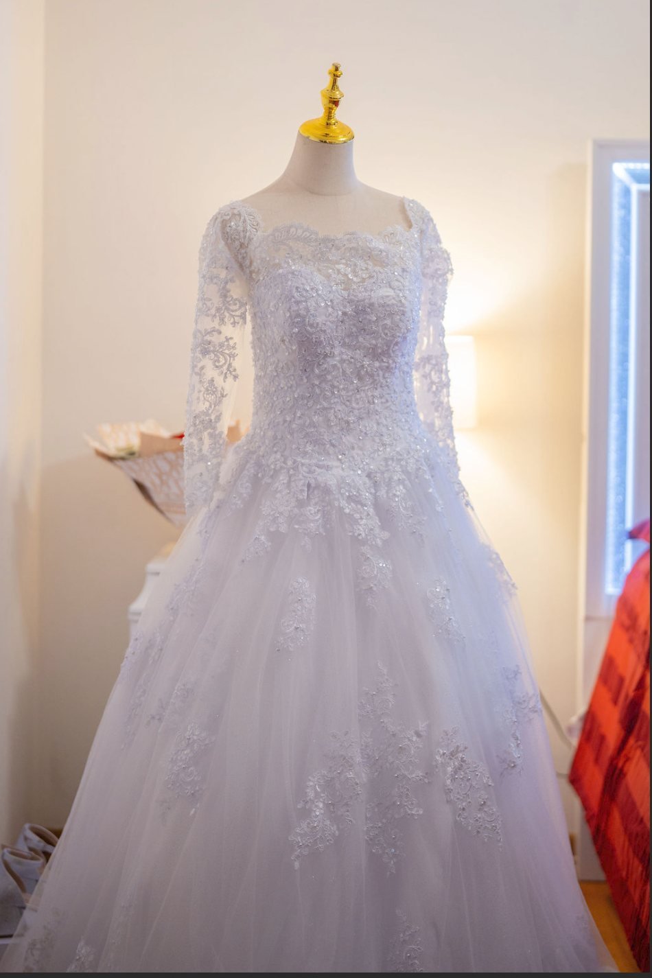 El vestido de novia de encaje colgado antes de la ceremonia