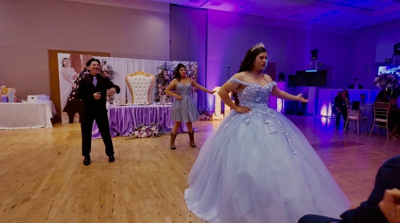 La quinceañera bailando la coreografía sorpresa en la fiesta